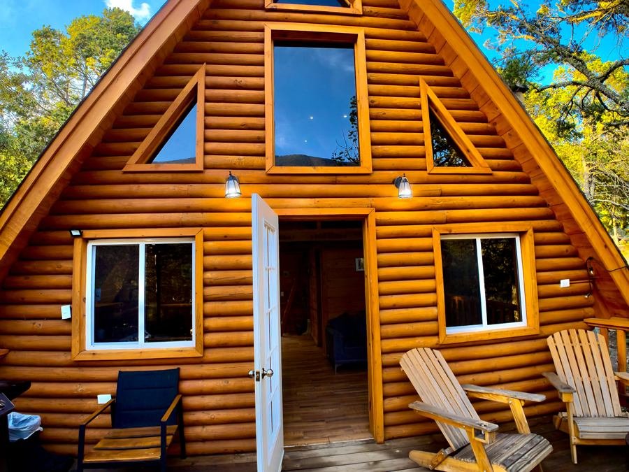 Terraza de la Cabaña Alpina M3 con sillas de madera