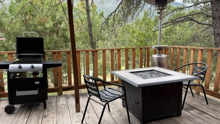 Terraza de la Cabaña Tiny House M1 con asador, fogatero y calentador