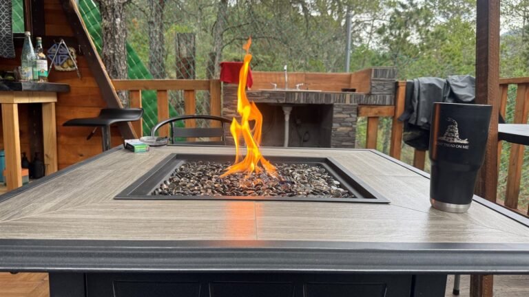 Fogatero de gas en la terraza de la Cabaña Tiny House M1