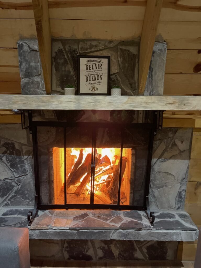 Chimenea encendida en la Cabaña Alpina M3