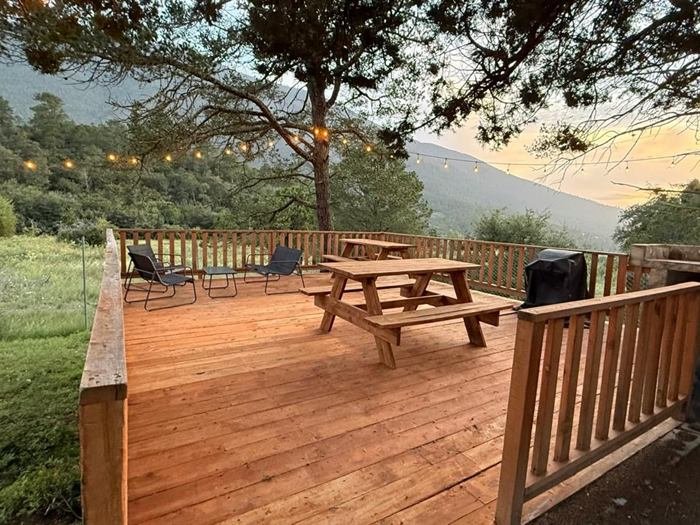 Terraza MORET con sillas y mesa de picnic